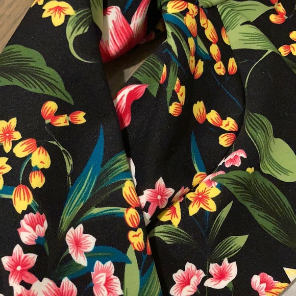 FASHIONNOVA cropped floral jacket - Picture 5 of 5